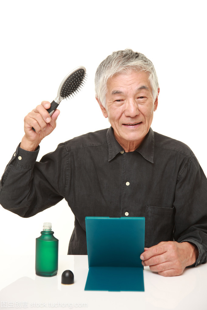 高級日本人如何通過專業(yè)沐浴用品實(shí)現(xiàn)頭發(fā)恢復(fù)與頭皮健康